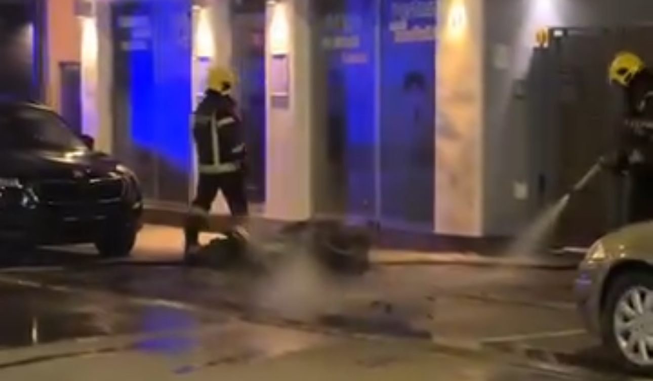 Incident u širem centru Čačka: Izgoreo motor parkiran ispred kafića, obližnja sigurnosna kamera polomljena (FOTO)