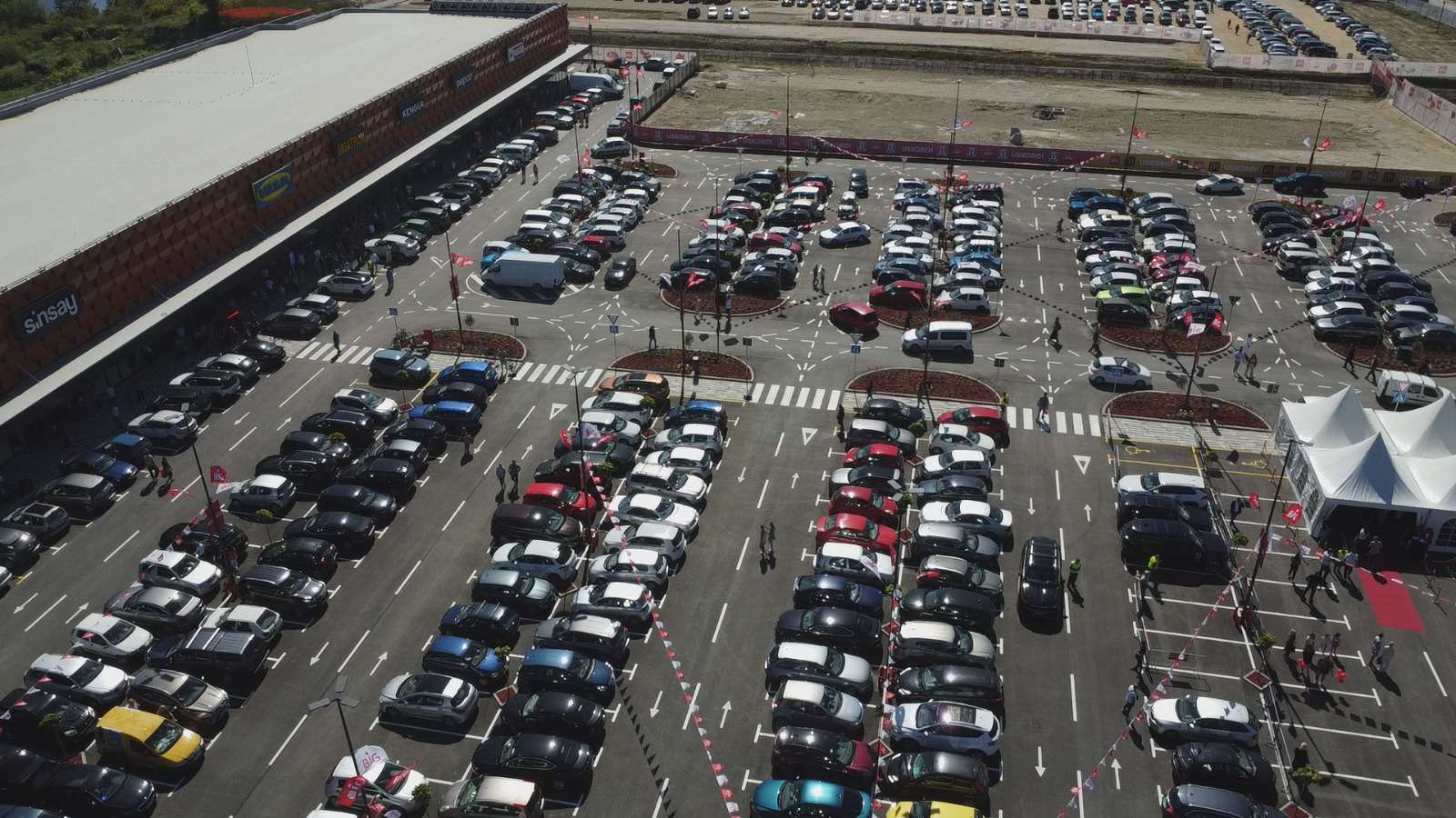 Kao da dele džabe: Neverovatna gužva u Čačku samo iz jednog razloga - danas je u gradu na Moravi otvoren najveći tržni centar u Zapadnoj Srbiji (FOTO)