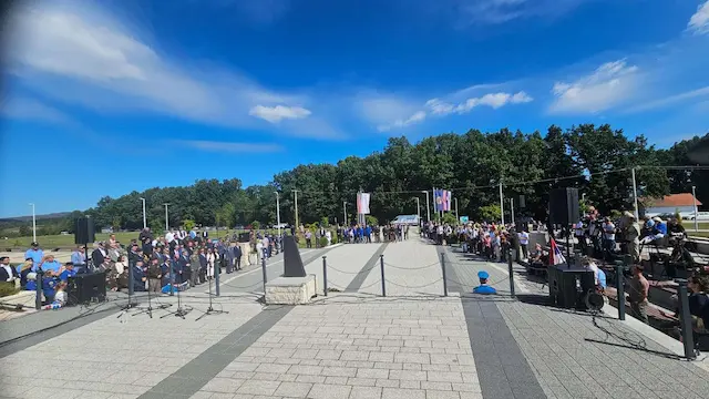 Srpski seljak je na ovom mestu spasavao američke pilote koji su ih godinu pre toga zasipali bombama: Obeležena godišnjica operacije Halijard u Pranjanima na Suvoboru (FOTO)