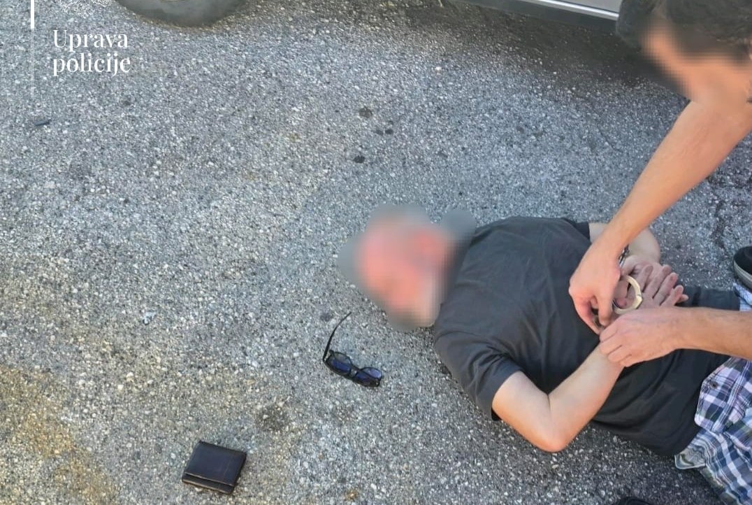 Lice sa poternice uhapšeno u Perastu: Muškarac iz Berana naoružan do zuba - u stanu pronađeni puške, pištolj i municija 