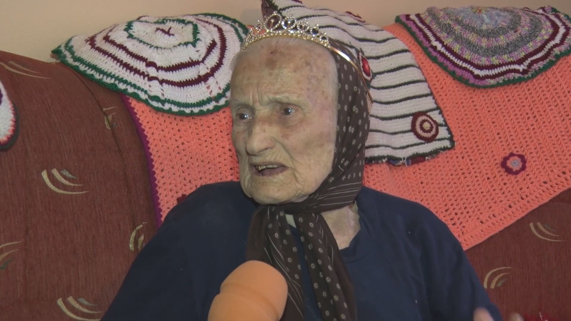 Teško sam radila i puno sam plela: Baka Radmila sa osmehom oduvala svećicu sa neverovatnim brojem 100 - ovo su njeni saveti za dug vek (FOTO) 
