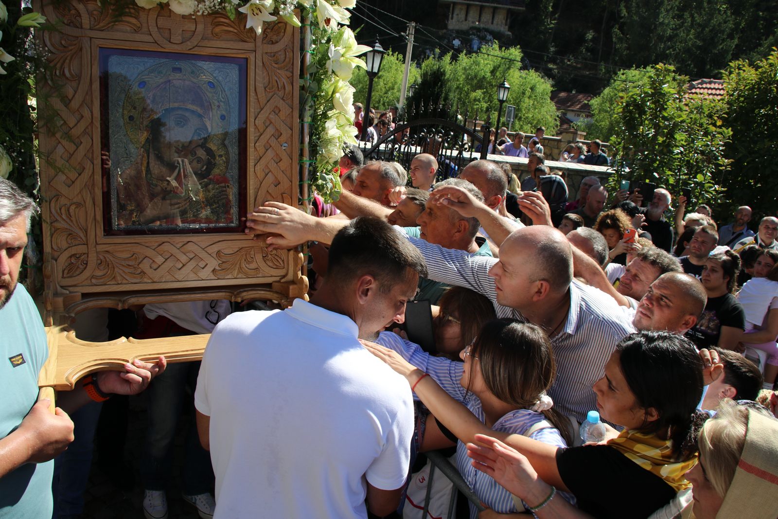 Na ovom svetom mestu izlila se velika milost Božija: Preko 15.000 vernika u manastiru Tumane proslavilo 90 godina čudotvorne ikone Bogorodice Kurskaje (FOTO)