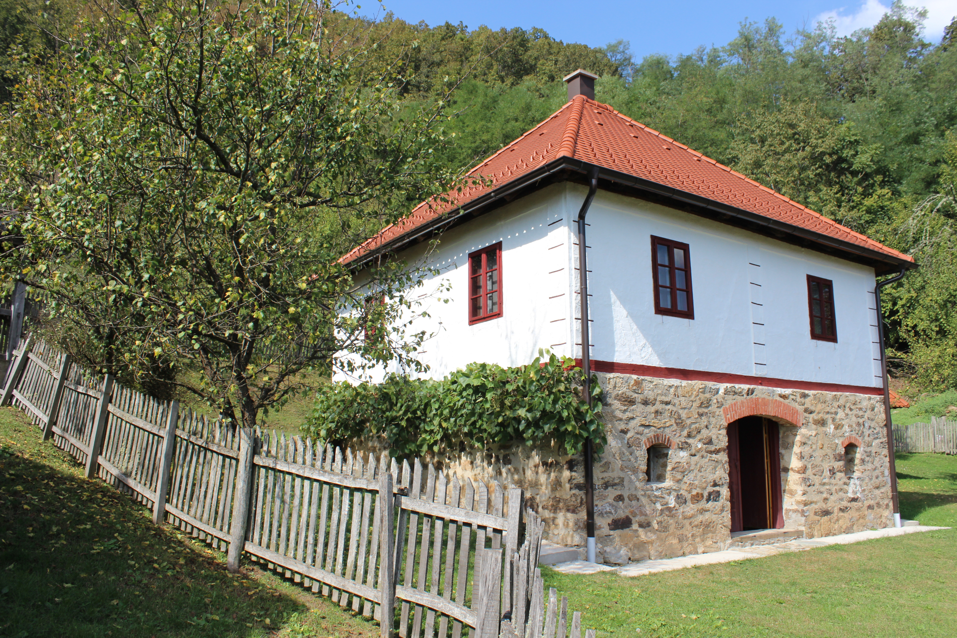 Selo Krivaja je mesto gde se pravi najstarija rakija šljivovica / foto: Privatna arhiva
