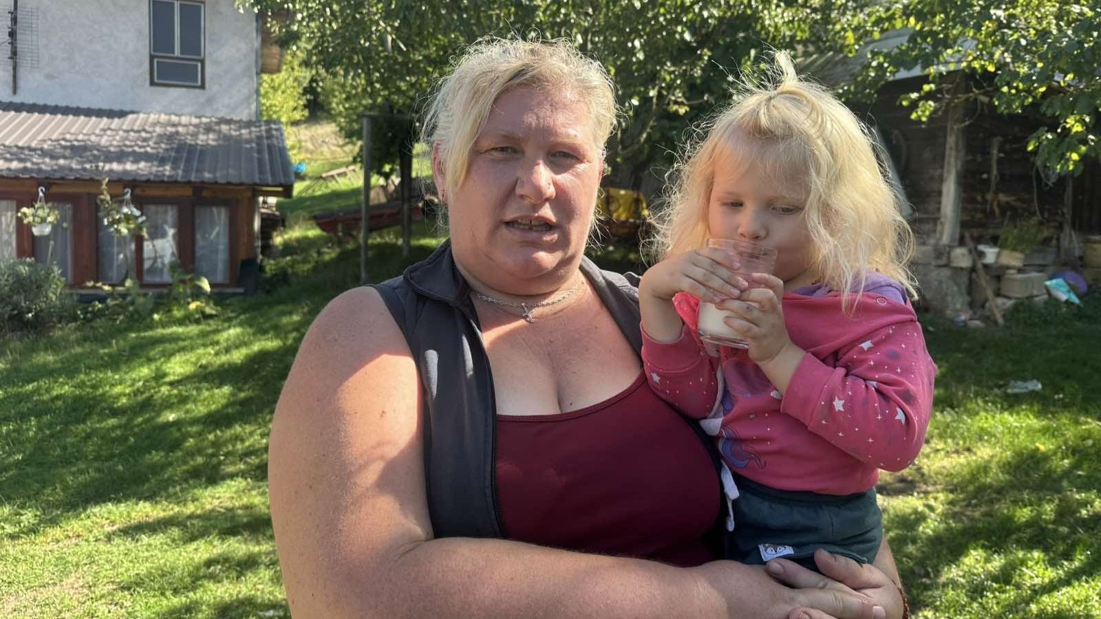 U ovoj kući ne jedu se avokado tost ni čia semenke: Vanja iz sela Kosatica svoju decu odgaja na domaćoj zdravoj hrani - trogodišnja kćerkica obožava kozje mleko i retko je prehlađena (FOTO)