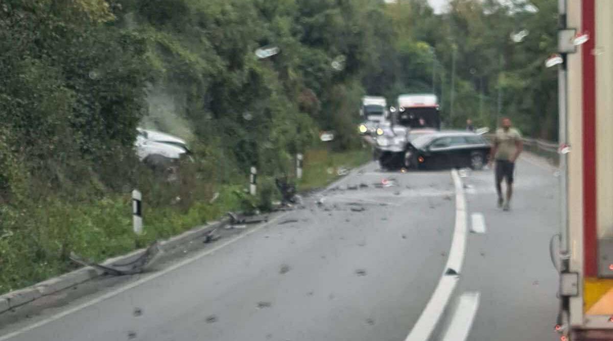 Smrskana vozila, jedno sletelo sa puta: Ovo je slika sa mesta teške nesreće kod Užica, na licu mesta nastradao muškarac 