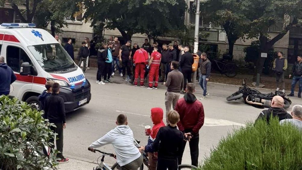 Svi su potrčali da mu pomognu: Sudar motora i automobila u strogom centru Novog Pazara, povređen motociklista (FOTO)
