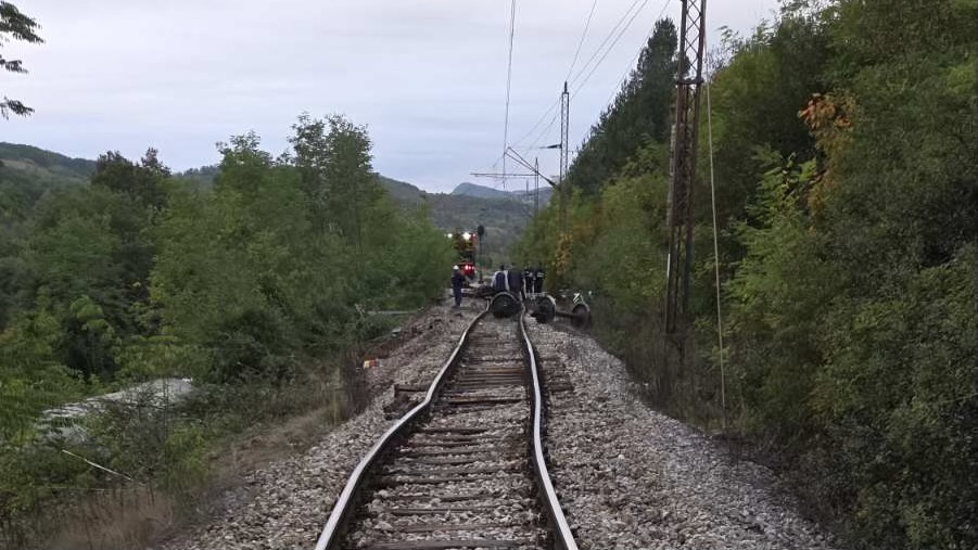 Pored puta leži 110.000 litara dizela, vatrogasci su celu noć dežurali: Oglasio se predsednik opštine Kosjerić o iskliznuću cisterni kod Ražane (FOTO)