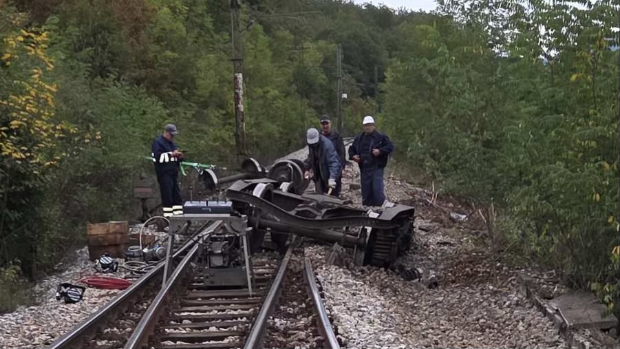 Pored puta leži 110.000 litara dizela, vatrogasci su celu noć dežurali: Oglasio se predsednik opštine Kosjerić o iskliznuću cisterne kod Ražane/ Foto: RINA