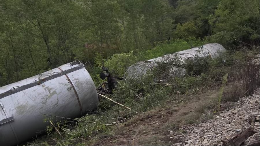 Pored puta leži 110.000 litara dizela, vatrogasci su celu noć dežurali: Oglasio se predsednik opštine Kosjerić o iskliznuću cisterne kod Ražane/ Foto: RINA