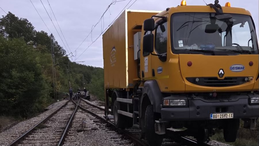 Pored puta leži 110.000 litara dizela, vatrogasci su celu noć dežurali: Oglasio se predsednik opštine Kosjerić o iskliznuću cisterne kod Ražane/ Foto: RINA