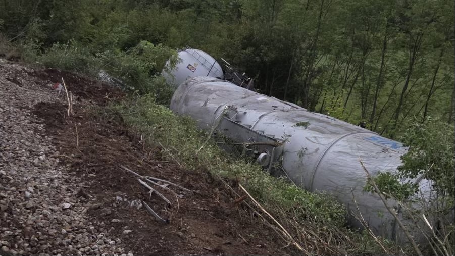 Pored puta leži 110.000 litara dizela, vatrogasci su celu noć dežurali: Oglasio se predsednik opštine Kosjerić o iskliznuću cisterne kod Ražane/ Foto: RINA