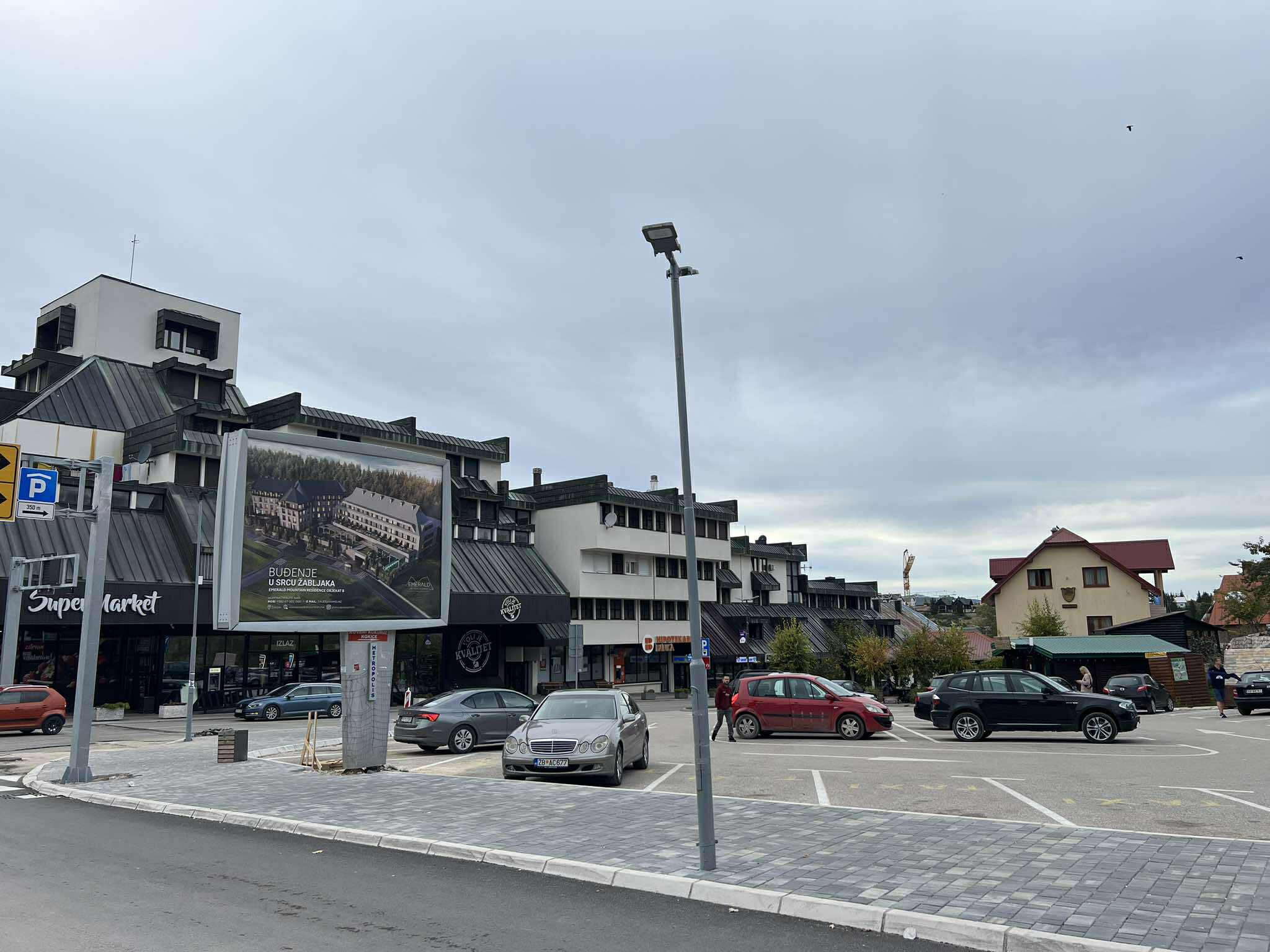 Nezapamćen incident u centru Žabljaka: Drogirani i pijani mladići iz Tivta usred bela dana pretukli dvojicu meštana - dali se u beg sa lica mesta pa izazvali saobraćajnu nezgodu 