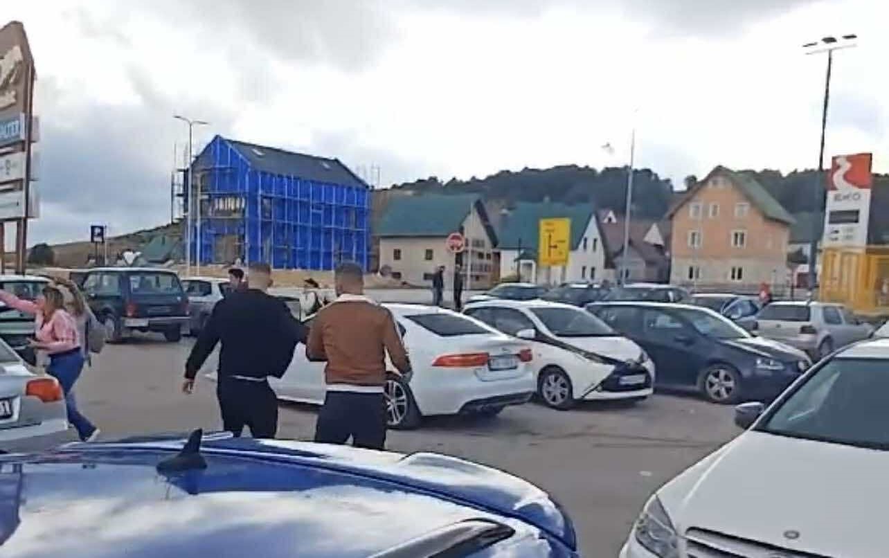 Žena vrišti, deca plaču i tresu se od straha: Ovo su detalji nasilničkog napada u centru Žabljaka - meštanin uspeo da savlada pijane mladiće i spreči još veći haos (FOTO)