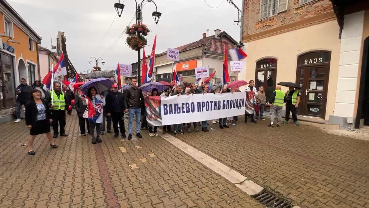 Veličanstvena narodna šetnja kroz Srbiju - preko 4.000 građana u Čačku, u Lučanima 1.000: Manja grupa blokadera ponovo pokušala da pravi haos ali bezuspešno (FOTO)