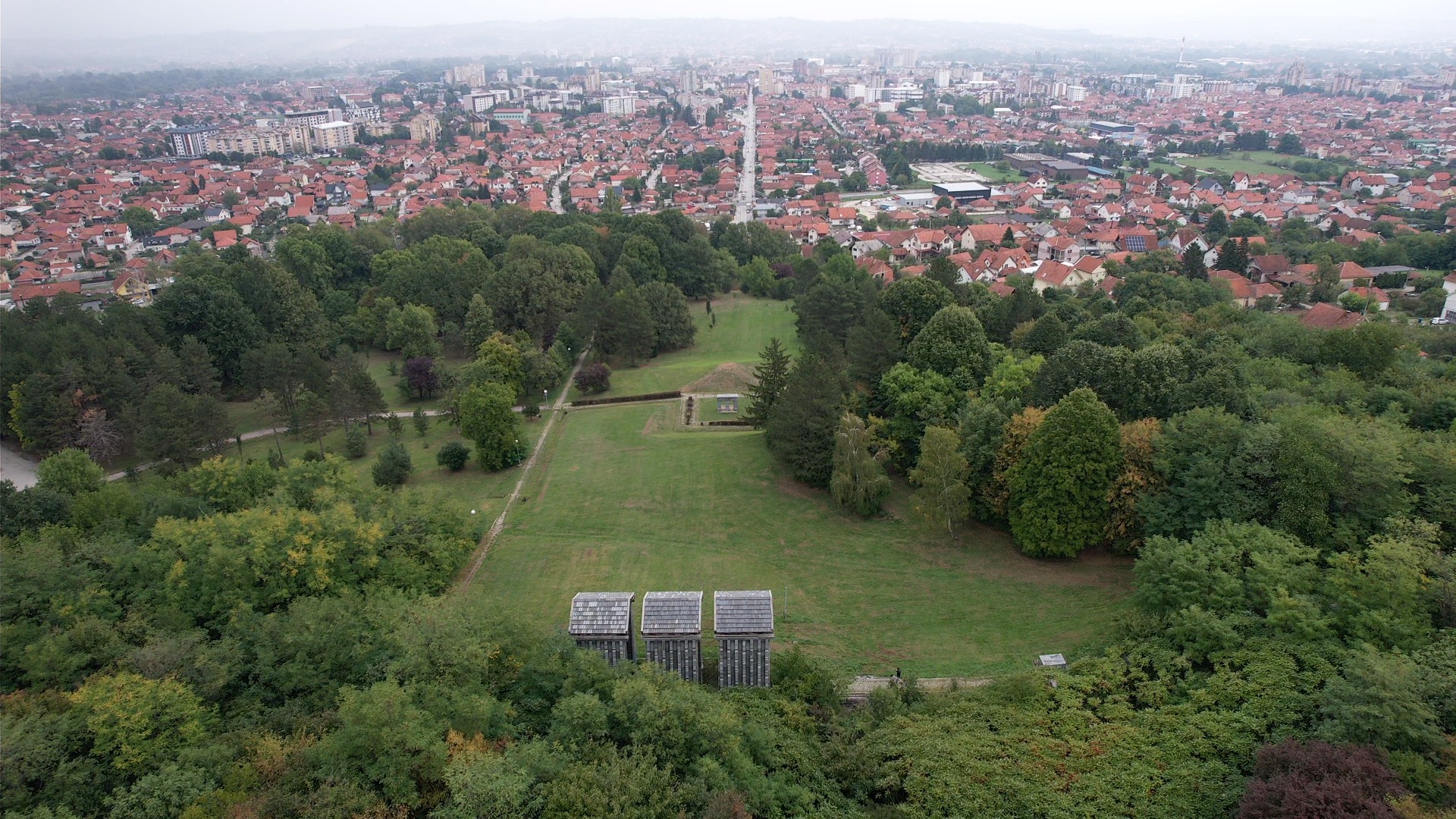 Ovo mesto u Čačku postaje jedan od srpskih Parkova mira: Memorijalni kompleks prostore se na 36 hektara na brdu iznad rada, a zidina krije se velika istorija/ Foto: RINA