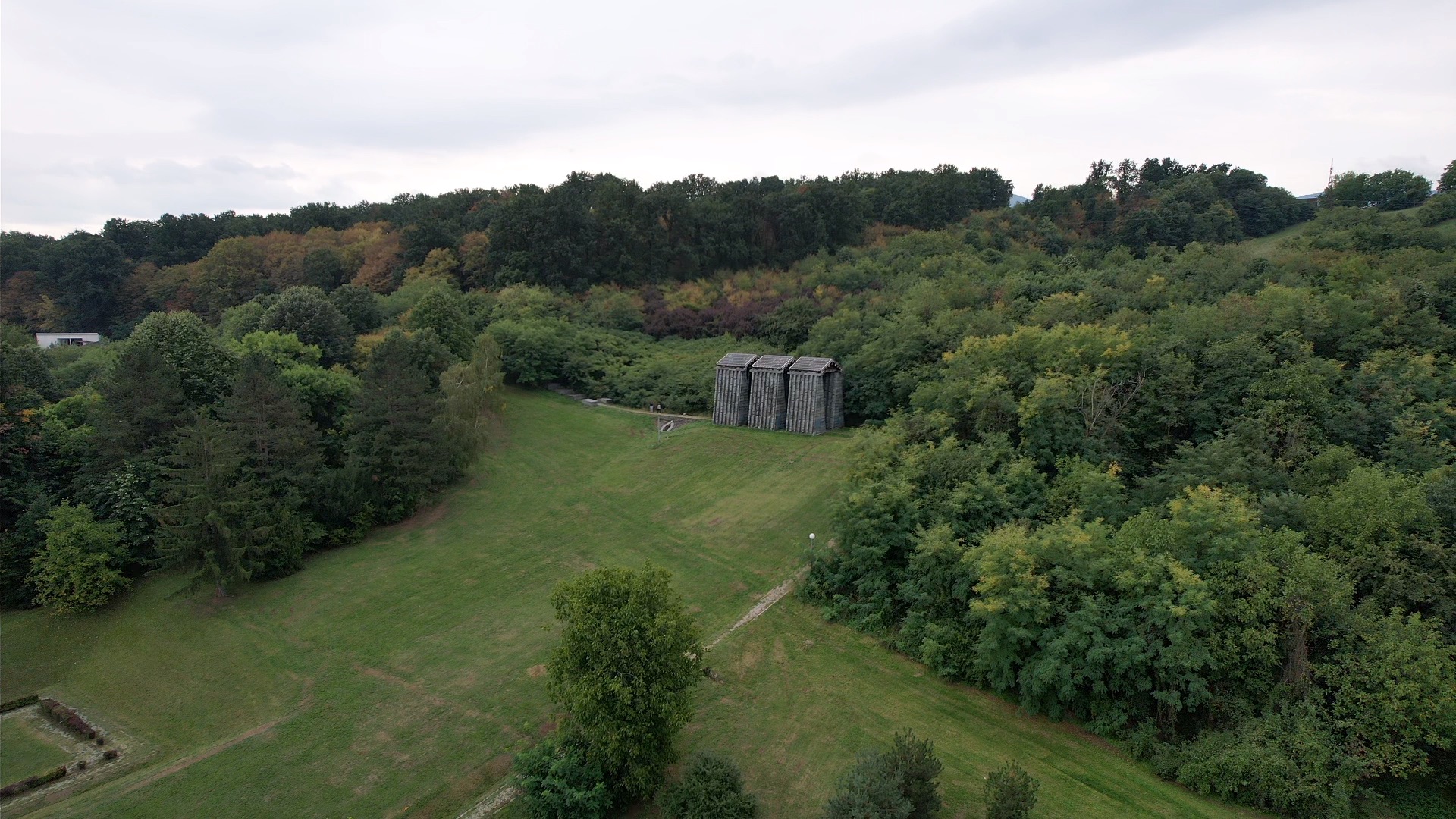 Ovo mesto u Čačku danas postaje Park mira: Memorijalni kompleks prostire na brdu iznad grada, a iza zidina krije se velika istorija (FOTO)