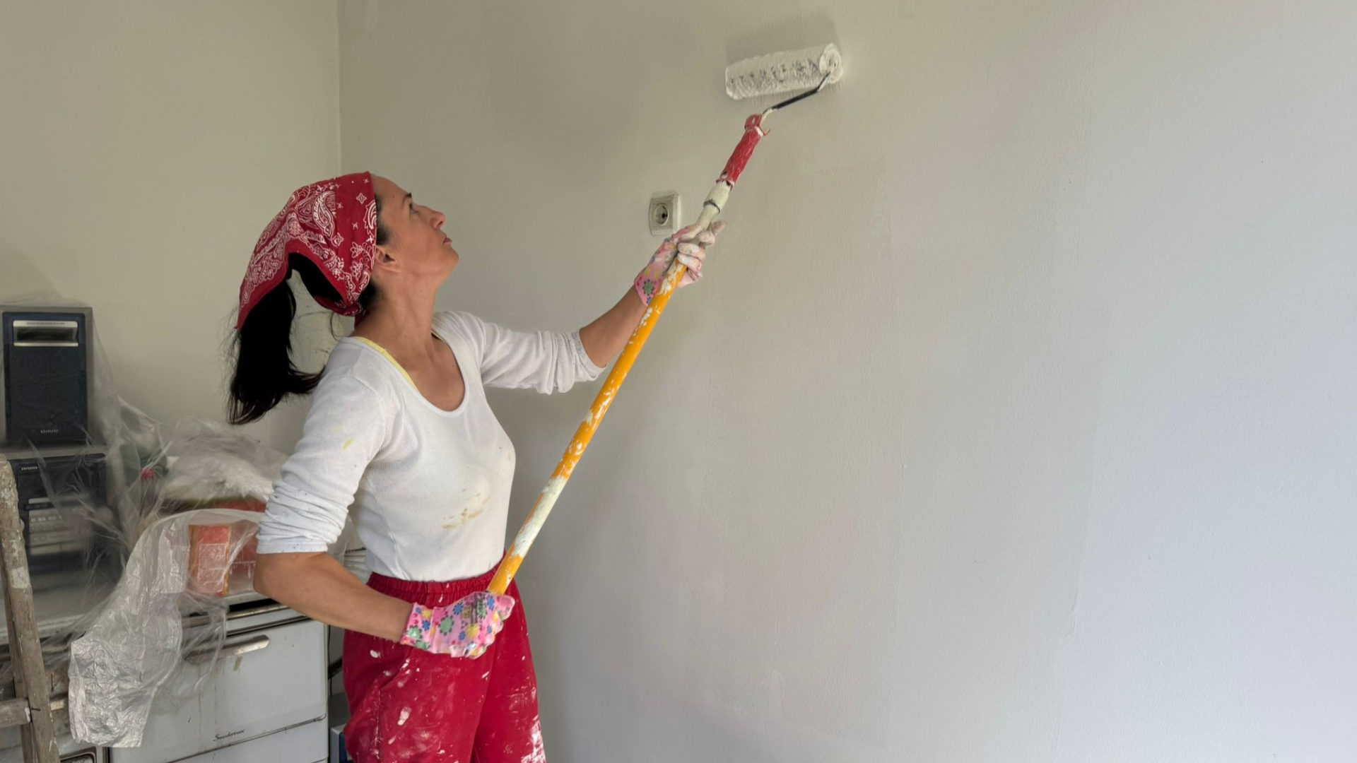 Ljudi nisu verovali kad bi nju videli, a danas je svi zovu: Danica je jedina žena molerka u opštini Raška - ponosno sa valjkom i četkom u ruci ruši sve predrasude (FOTO)