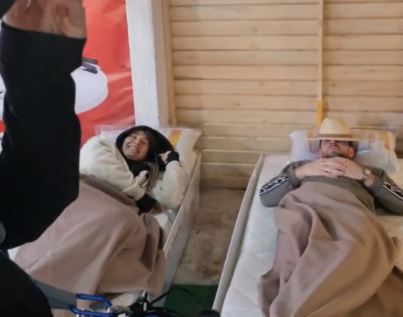Ko najduže odleži dobija 2.000 eura: Počelo jedinstveno i neverovatno takmičenje u crnogorskom selu - kad je na imanje stigla lepa Lidija nekoliko takmičara se pokupilo i otišlo (FOTO)