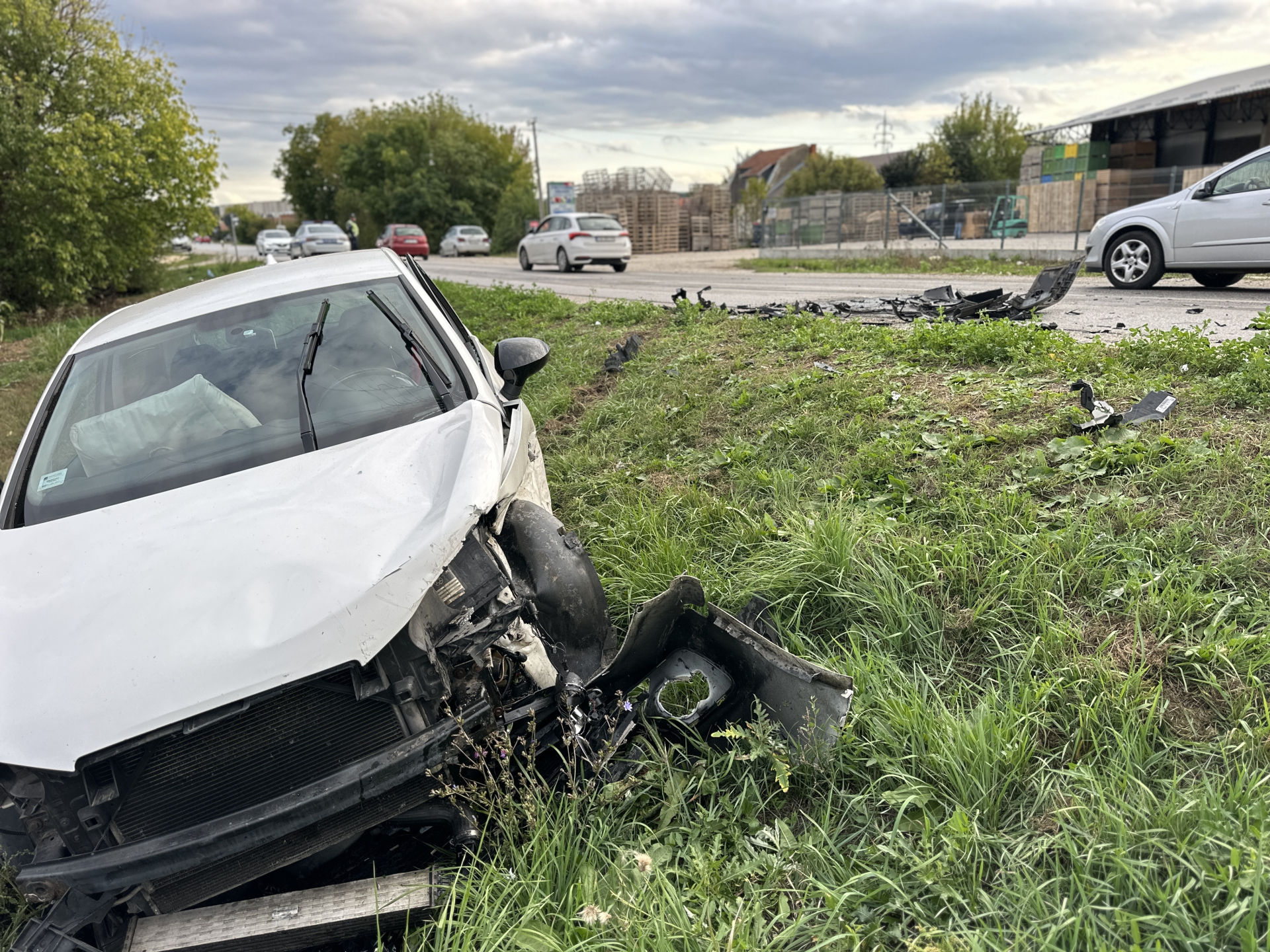 Dve osobe povređene, hitno prebačene u bolnicu: Silovit sudar dva vozila na starom putu Čačak - Kraljevo 