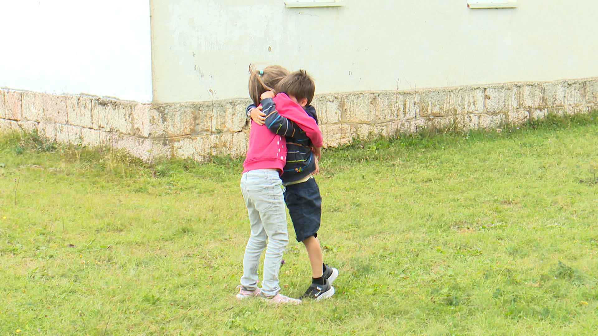 Monika je jedina učenica u školi koja je bila zatvorena punih 25 godina - sada je otvorena samo zbog nje: Dakići napustili grad i odučili da se vrate u udaljeno selo na Durmitoru (FOTO)