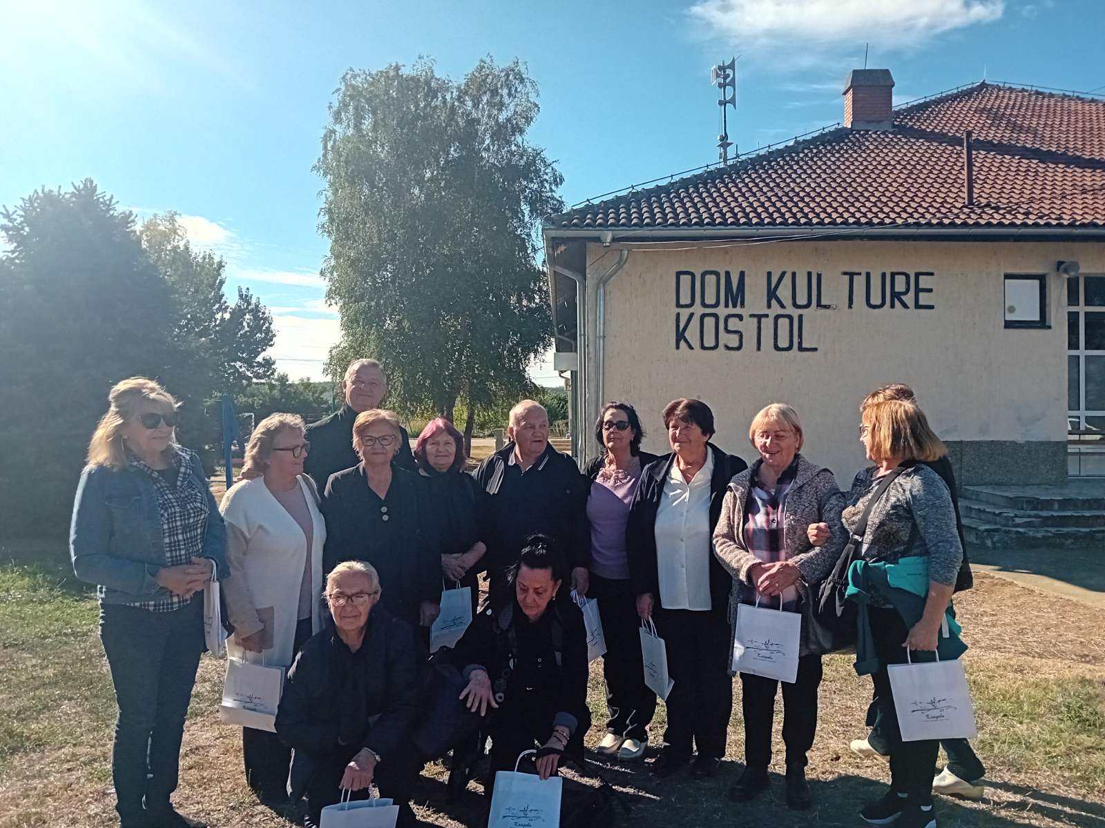 Oni su naš oslonac i ljudi koji su stvarali zajednicu, pružamo im maksimalnu podršku: Predsednik opštine Kladove obišao penzionere u Kostolu (FOTO) 