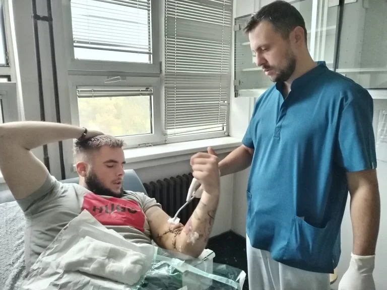 Mašina mu presekla ruku u predelu levog lakta: Mladi Luka teško se povredio radeći na brusilici, lekari heroji iz ZC Valjevo uspeli da ga spasu (FOTO)