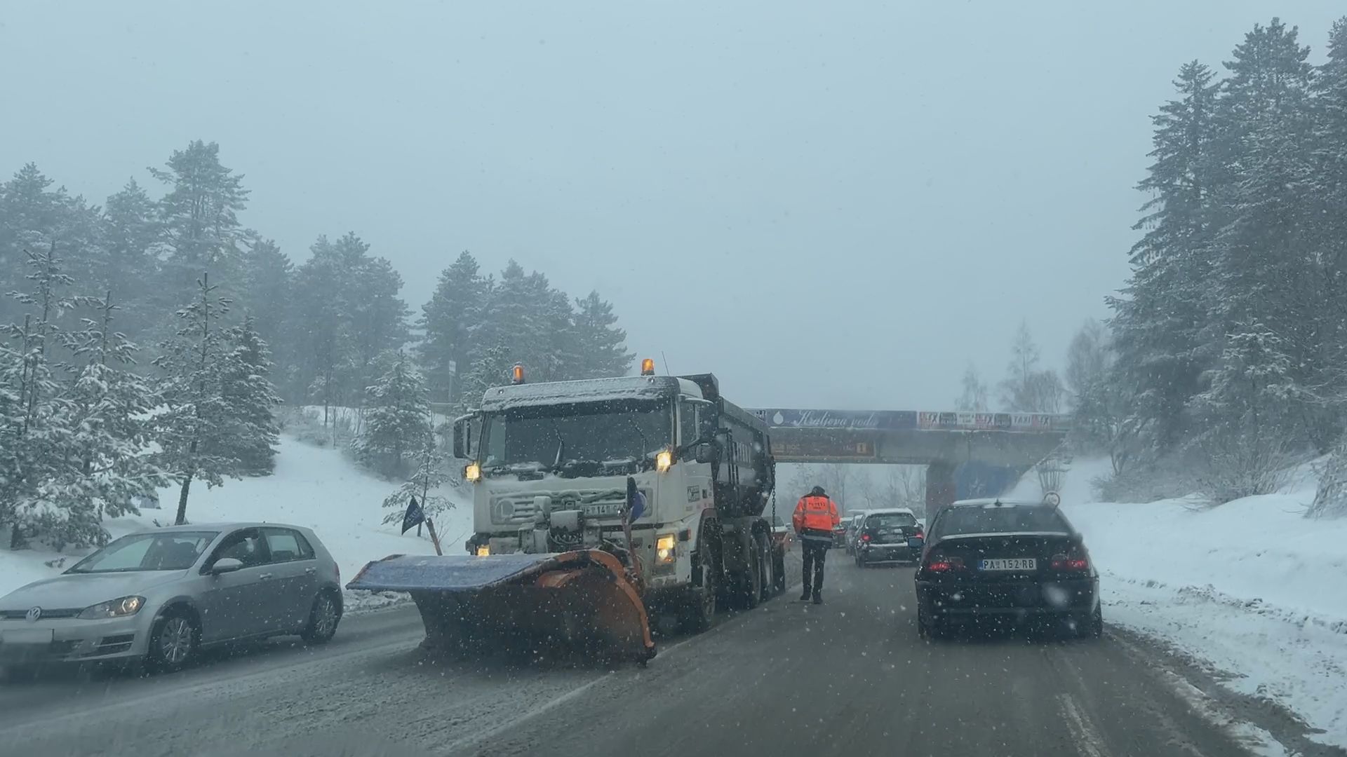 Sneg se ne šali na Zlatiboru - obelelo kao je decembar: Sve raspoložive jedinice na terenu, na putu moguća i poledica zbog niskih temperatura (FOTO)