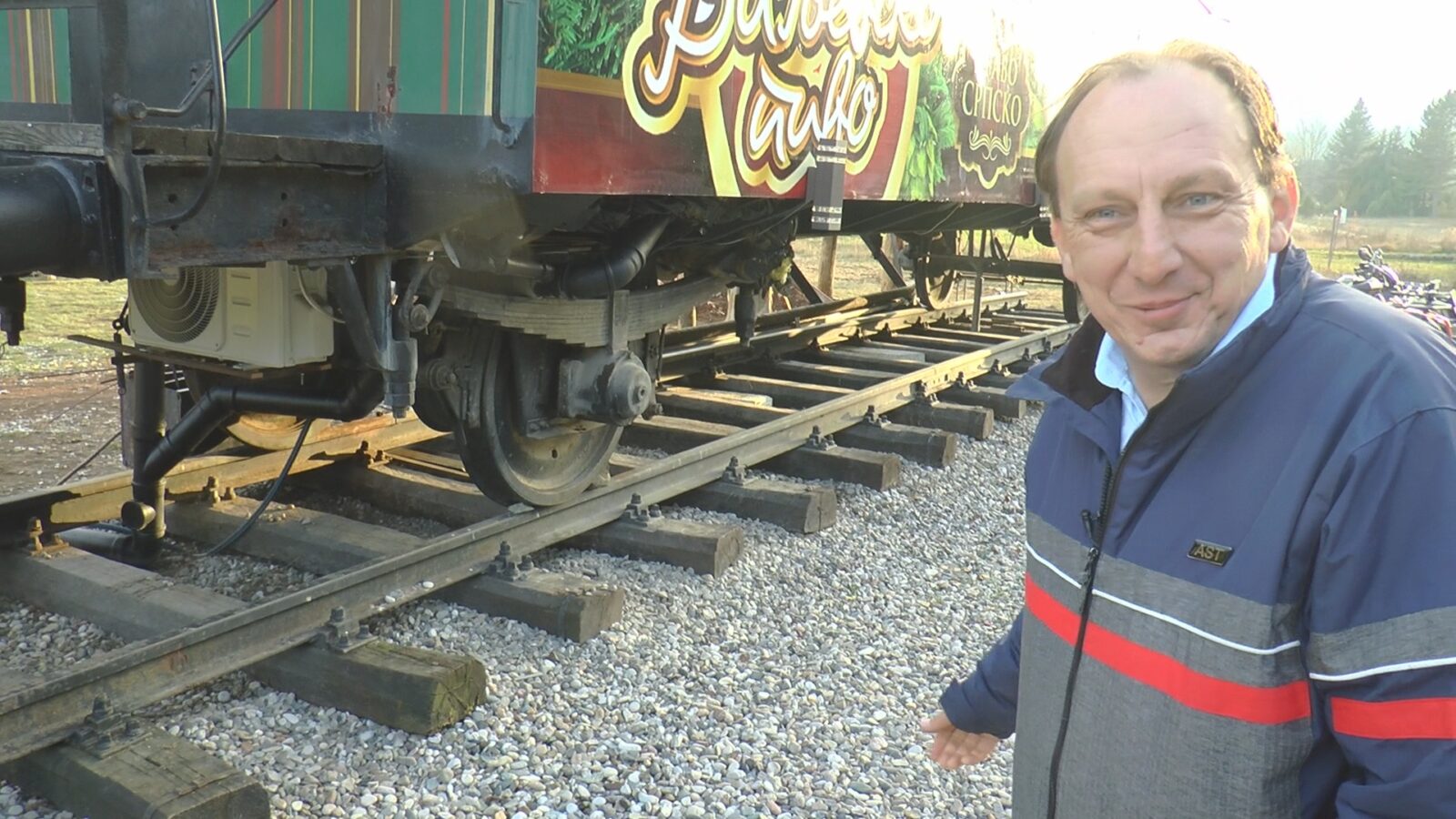 Vladimir iz Bajine Bašte odlučio da se vrati korenima: Na planinskom proplanku "parkirao" vagon i šine i napravio jedinstveni kafić - to je sada jedno od najposećenijih mesta na Tari (FOTO)
