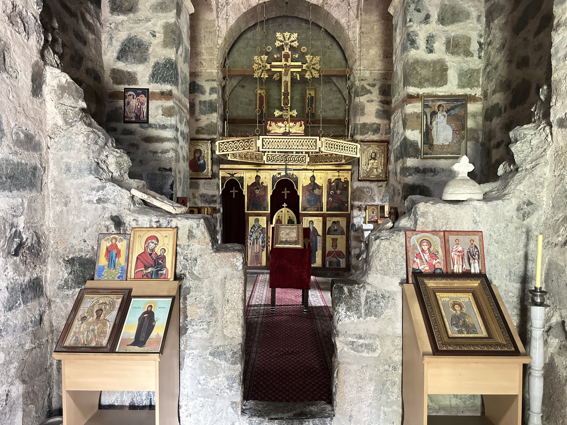 Velika svetinja do koje se teško stiže: Manastir Uvac više puta se dizao iz pepela, oko njega i danas raste posebna divlja vinova loza (FOTO)