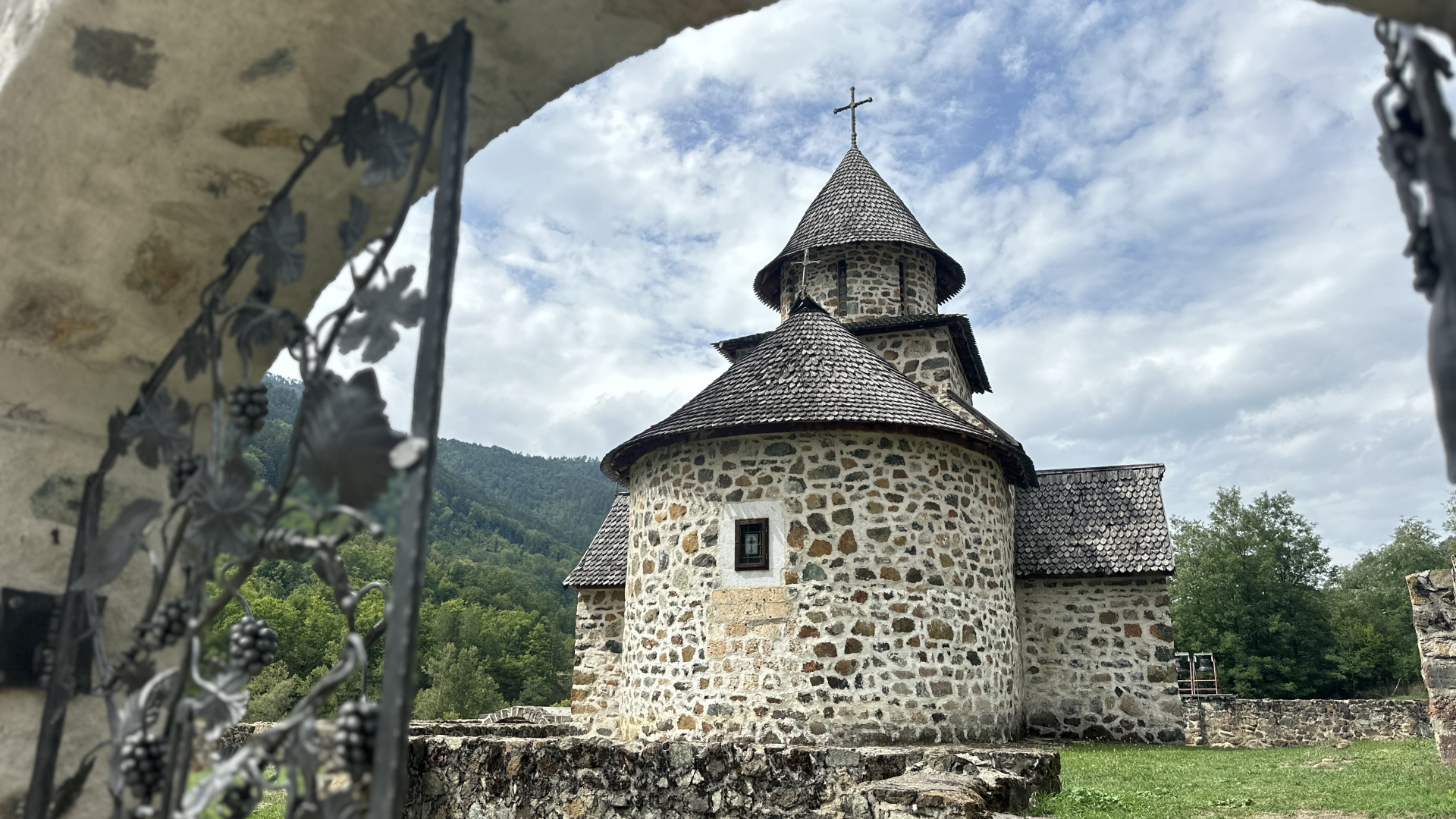 Manastir Uvac je velika svetinja do koje se teško stiže / foto: RINA