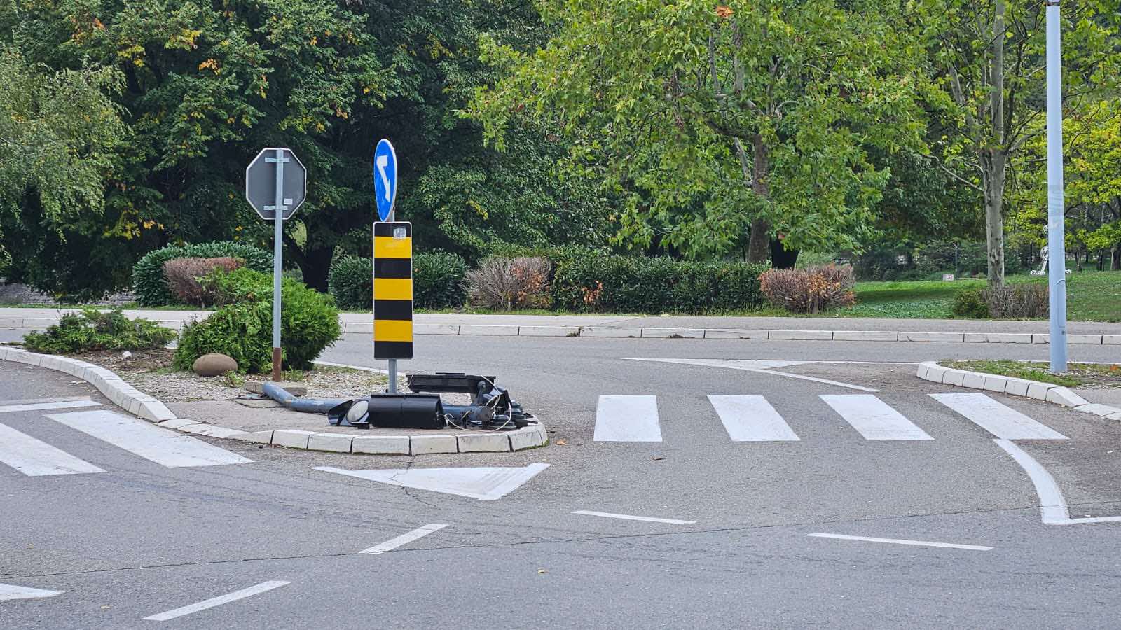 Tinejdžer divljao na ulici, pa autom udario u semafor i slomio ga: Krivična prijava protiv mladog Prijepoljca (FOTO)
