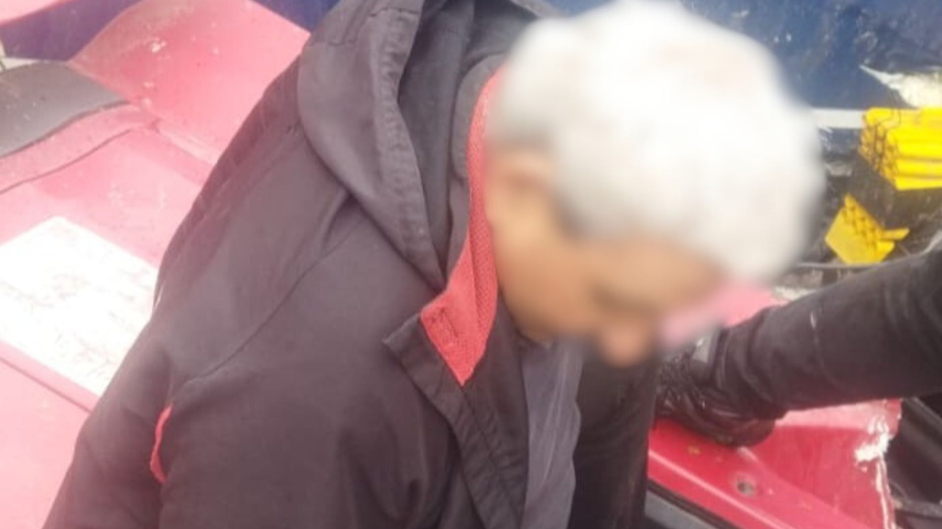 Duže od 12 sati vozač šlepera bio zarobljen u kabini šlepera: Herojsko delo novopazarskih putara - primetili teretnjak koji je sleteo sa puta i spasili čoveka (FOTO)
