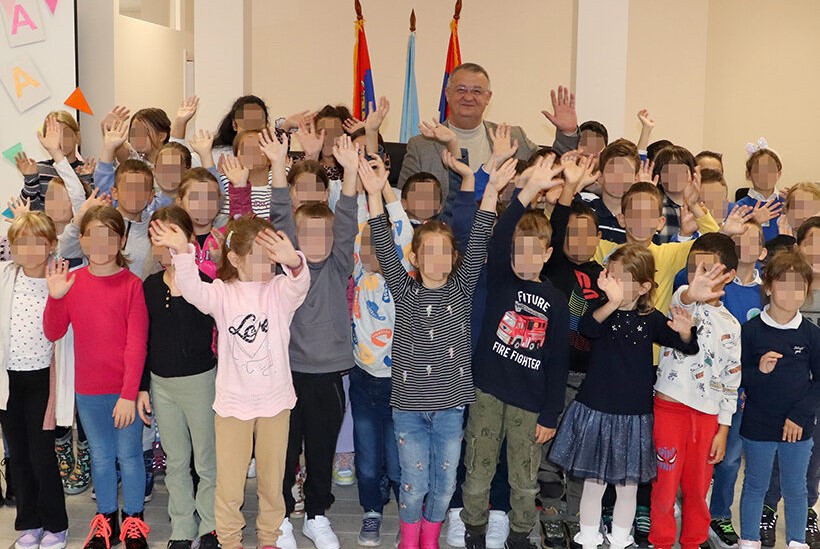 Verujem da će baš neko od vas u budućnosti biti predsednik opštine ili direktor škole: Saša Nikolić sa saradnicima dočekao mališane iz Kladova - sve prošlo uz sjajnu atmosferu i osmehe (FOTO)
