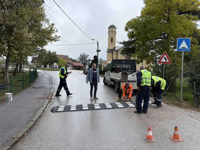 Nema zezanja u Pranjanima: Nakon što je snimljen bahati vozač koji je jurio kroz selo - danas u glavnoj ulici postavljen ležeći policajac (FOTO)