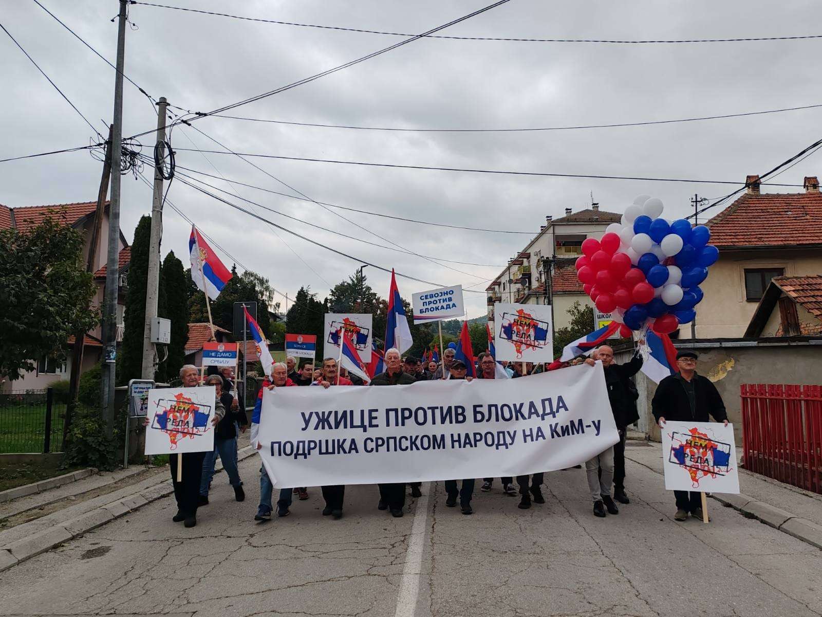 Hiljade građana Srbije večeras šetalo sa istim ciljem: Srbi pružaju podršku svojoj braći na Kosovu, ali i jasno poručuju - dosta nam je nasilja i blokadera (FOTO)