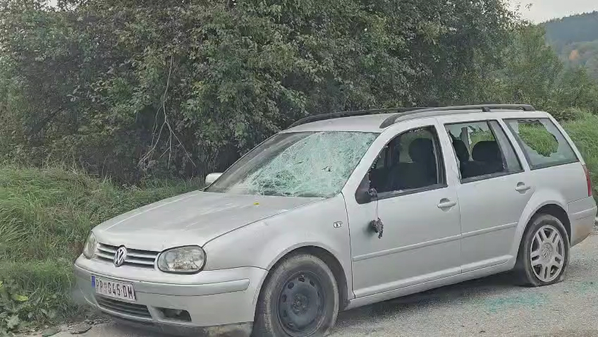Incident u Prijepolju: Tokom noći demoliran parkirani automobil - polupana stakla i iščupani retrovizori, za počiniocima se traga