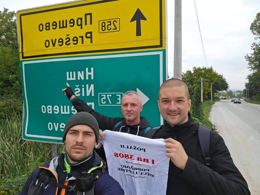 Policajci velikog srca pešače već deset dana zarad plemenitog cilja: Vladimir, Strahinja i Marko napustili teritoriju Srbije i nastavljaju ka Svetoj Gori kako bi pomogli deci