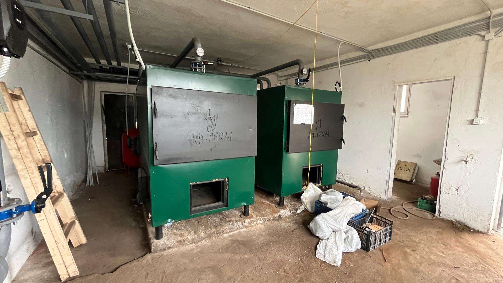 Nema više lopatanja i grejanja na ugalj: U srednjoj školi u Ljigu konačno u rad puštena kotlarnica na pelet (FOTO)