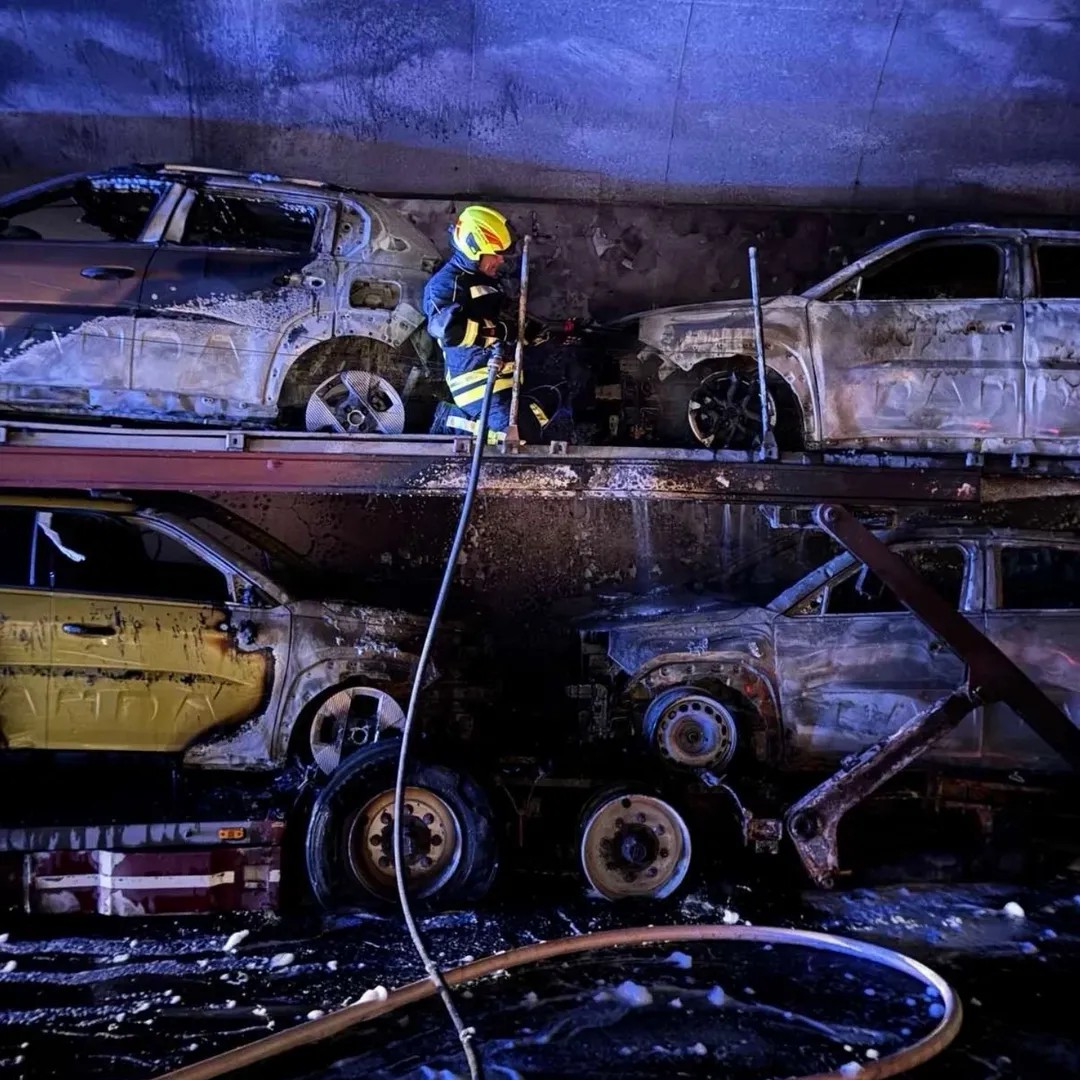Šlep pun električnih “Pandi” zapalio se u tunelu u Crnoj Gori: Nadležne ekipe učinile sve da spreče veću tragediju (FOTO) 