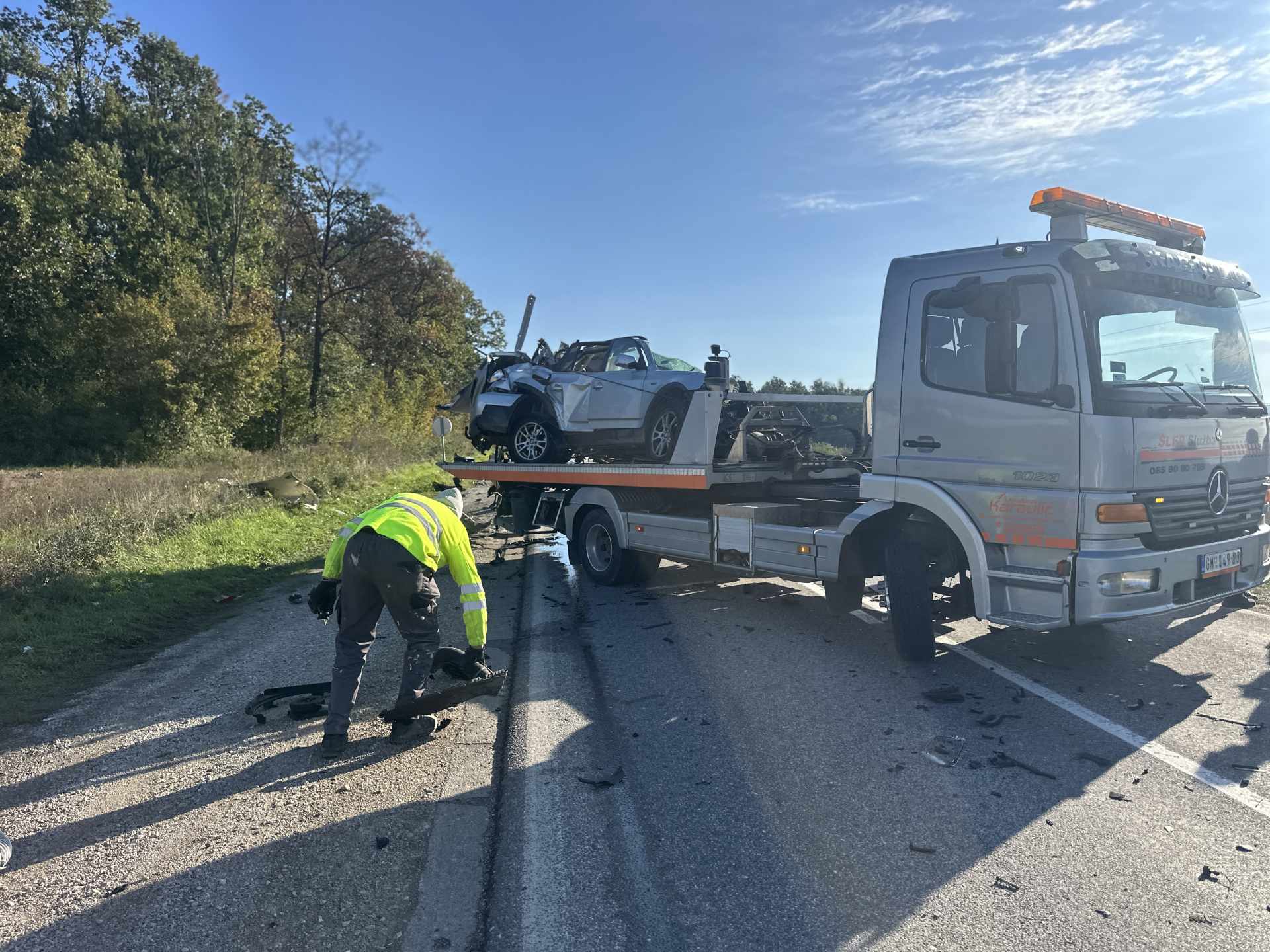 Potpuno smrskan automobil, autobus slupan u kanalu: Ovo su prve slike sa mesta teške nesreće kod Čačka (FOTO)(VIDEO)