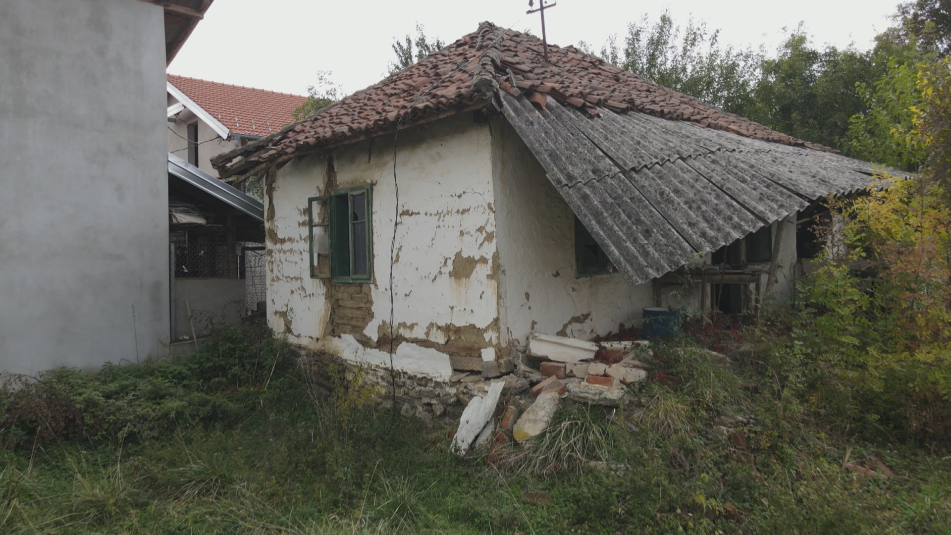 On je čobanin i nadničar, ali čistog obraza i još čistije duše: Neša od malena život nije mazio i često bio gladan pod vedrim nebom - prijatelji ga ipak nisu zaboravili i sada mu grade kuću (FOTO)