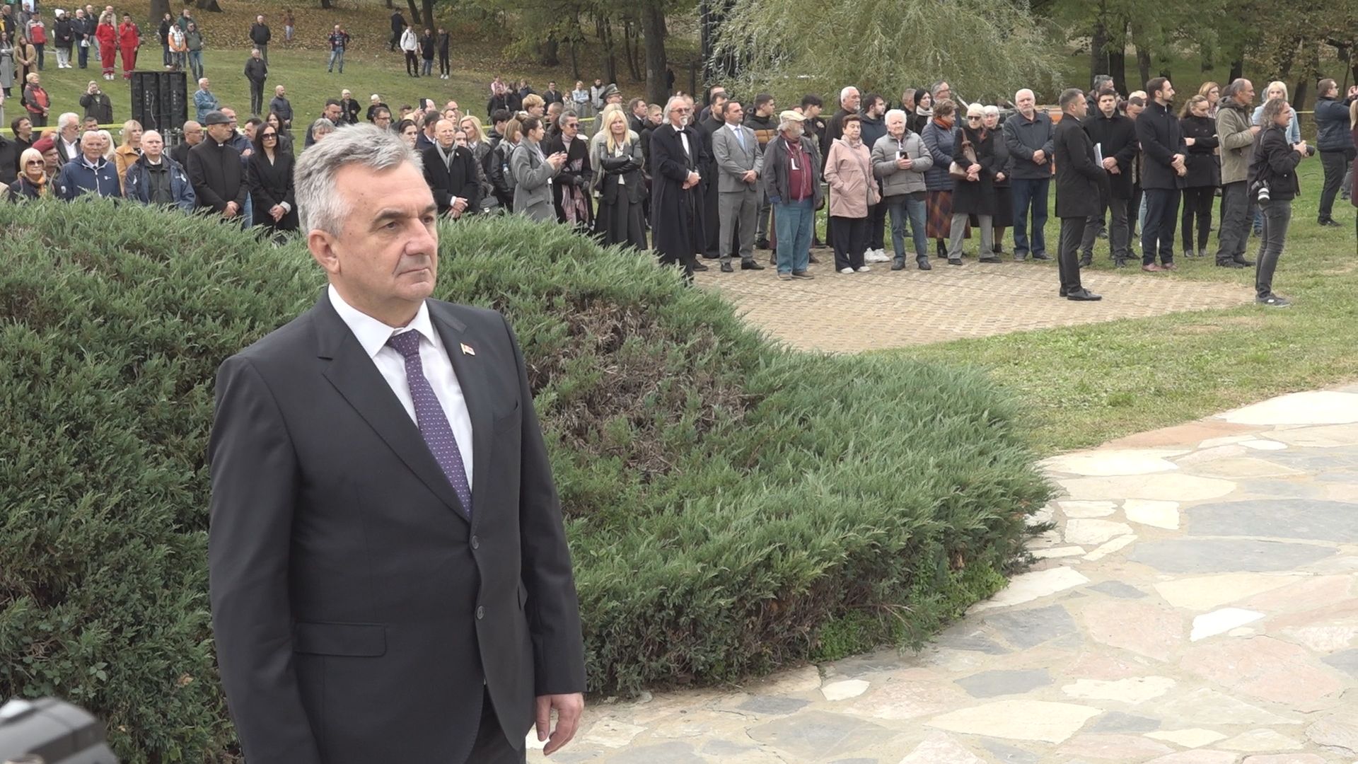Muk, tuga i nakon 84 godine: Najtužniji čas danas je održan u Šumaricama u znak sećanja na nastradale đake, radnike, očeve i majke - godišnjica surovog nemačkog zločina na srpskim narodom (FOTO)(VIDEO)