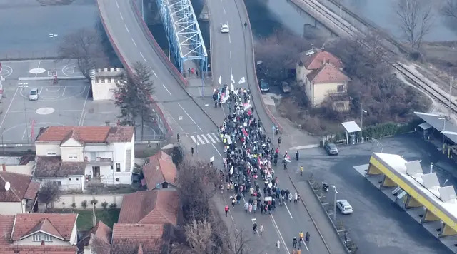 Studenti iz Čačka i Kraljeva krenuli peške do Novog Sada na komemorativni skup