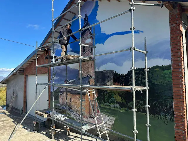 Nestvaran mural niče u selu Lipnica kod Čačka: Milan oslikava manastir Ježevica na ogromnom zidu - biće to duhovni i umetnički svetionik (FOTO)