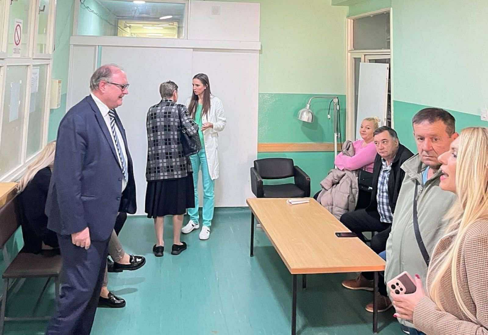 Oni su najvažniji za očuvanje zdravlja: Preventivni pregledi u okviru akcije Karavan zdravlja u Malom Zvorniku - građani obavili testiranja i razgovarali sa lekarima (FOTO)