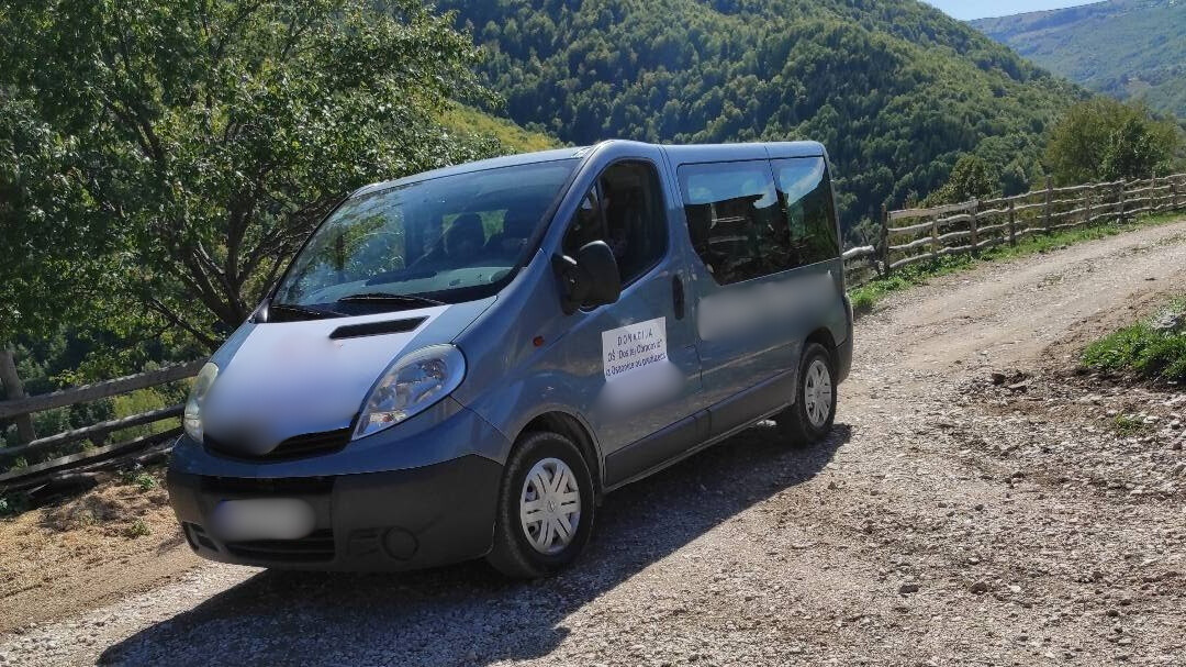 Bruka u Novom Pazaru: Deca iz dva sela od početka školske godine idu do škole kilometrima peške - autobus se pokvario i niko ga ne popravlja (FOTO)