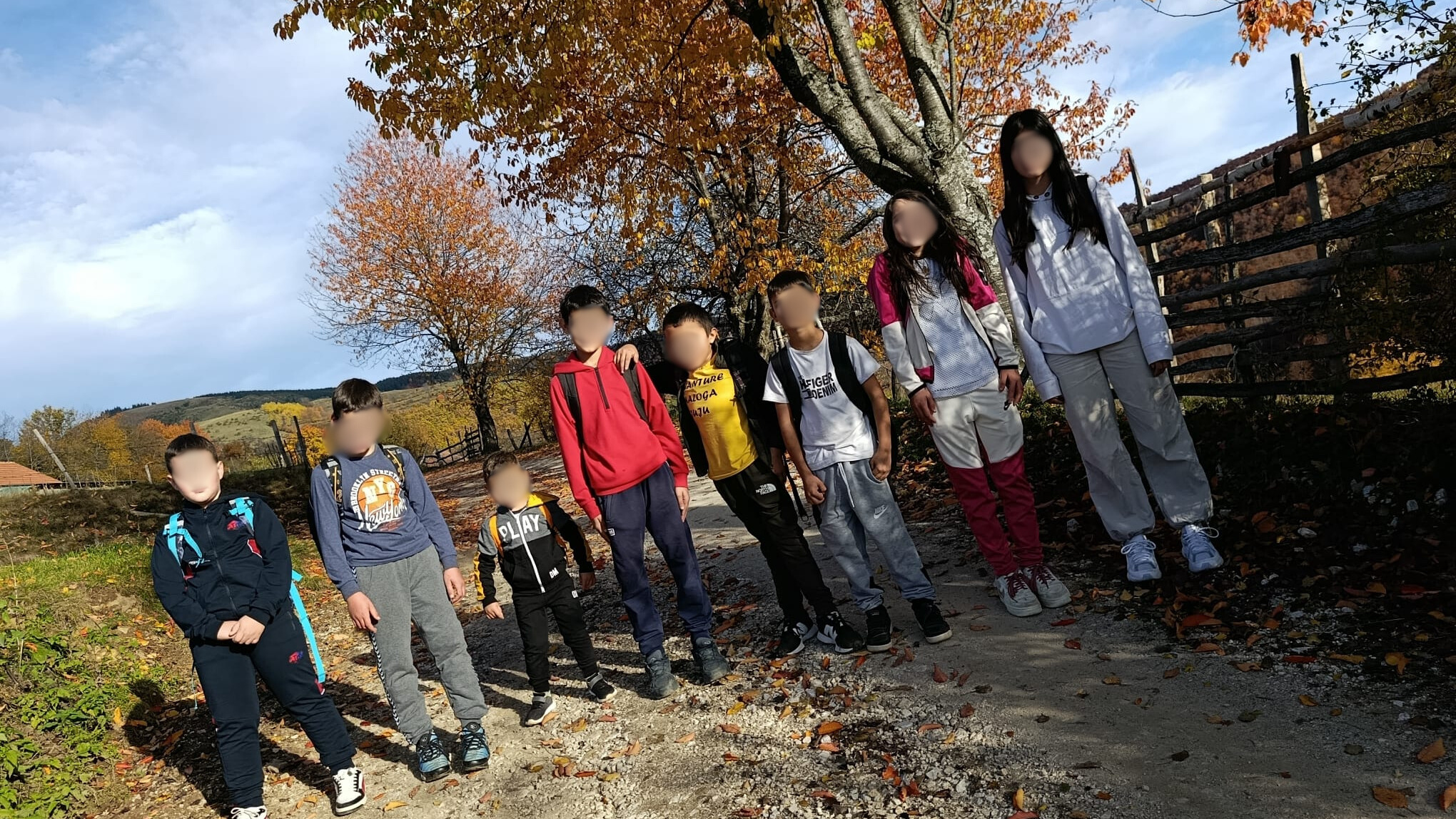 Deca iz dva sela od početka školske godine idu do škole kilometrima peške/ Foto: RINA