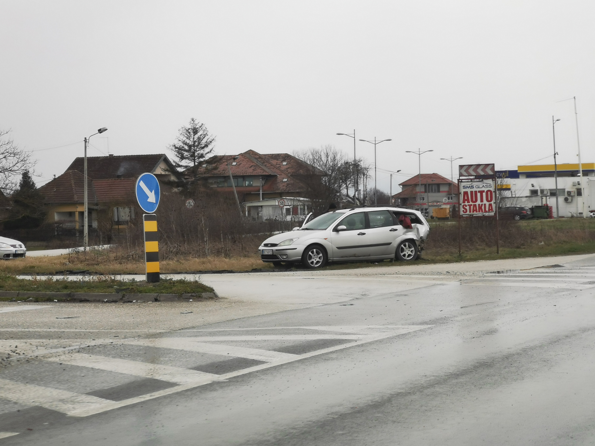 Žestok sudar na magistrali kod Gornjeg Milanovca: Jedno vozilo sletelo sa puta, drugo stoji nasred magistrale (VIDEO)