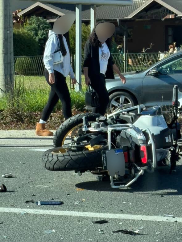 Motorciklista podleteo pod automobil kod Požege: Jezive scene na magistralnom putu, vozač prevezen u bolnicu (FOTO)