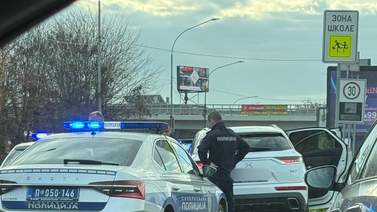 Filmska potera ulicama Čačka: Bahati vozač nije želeo da stane na znak stop, blokiran od strane tri policijska vozila u blizini škole (FOTO)